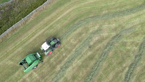 Imágenes-Aéreas-De-Un-Tractor-Que-Cruza-El-Campo-Y-Hace-Pacas-Con-Paja-Cortada-1