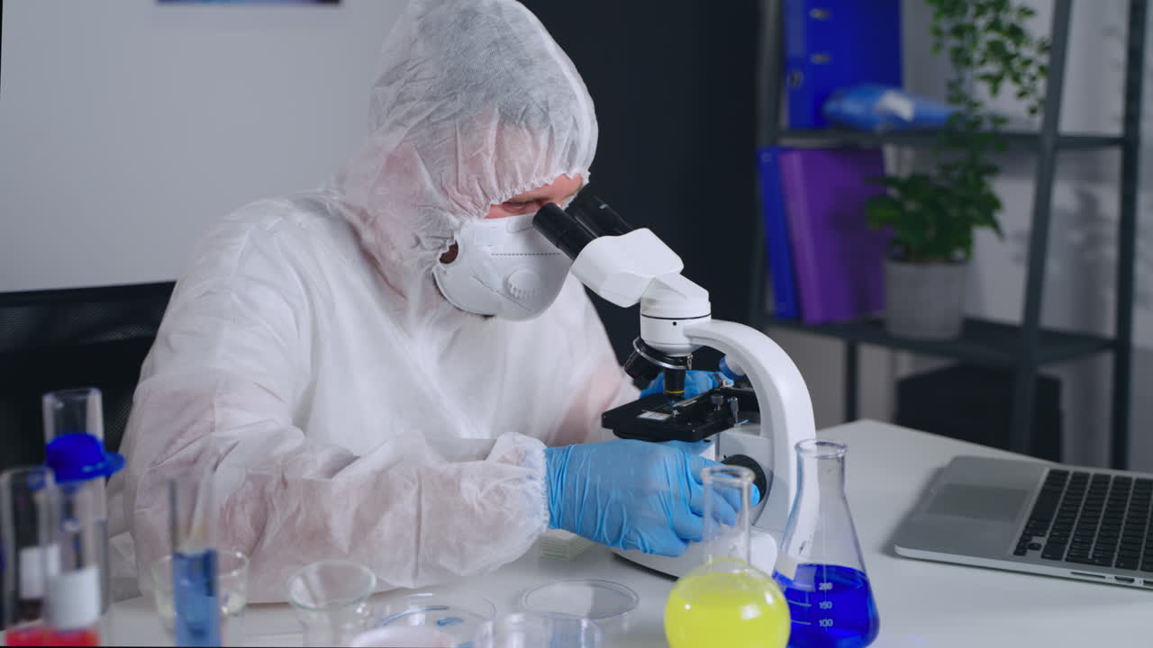 científico usando el microscopio en un entorno de laboratorio