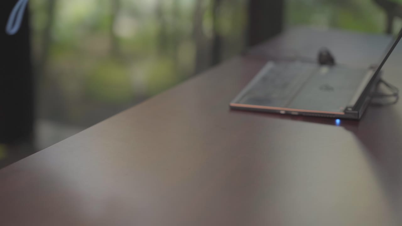 un hombre tomando controladores vive