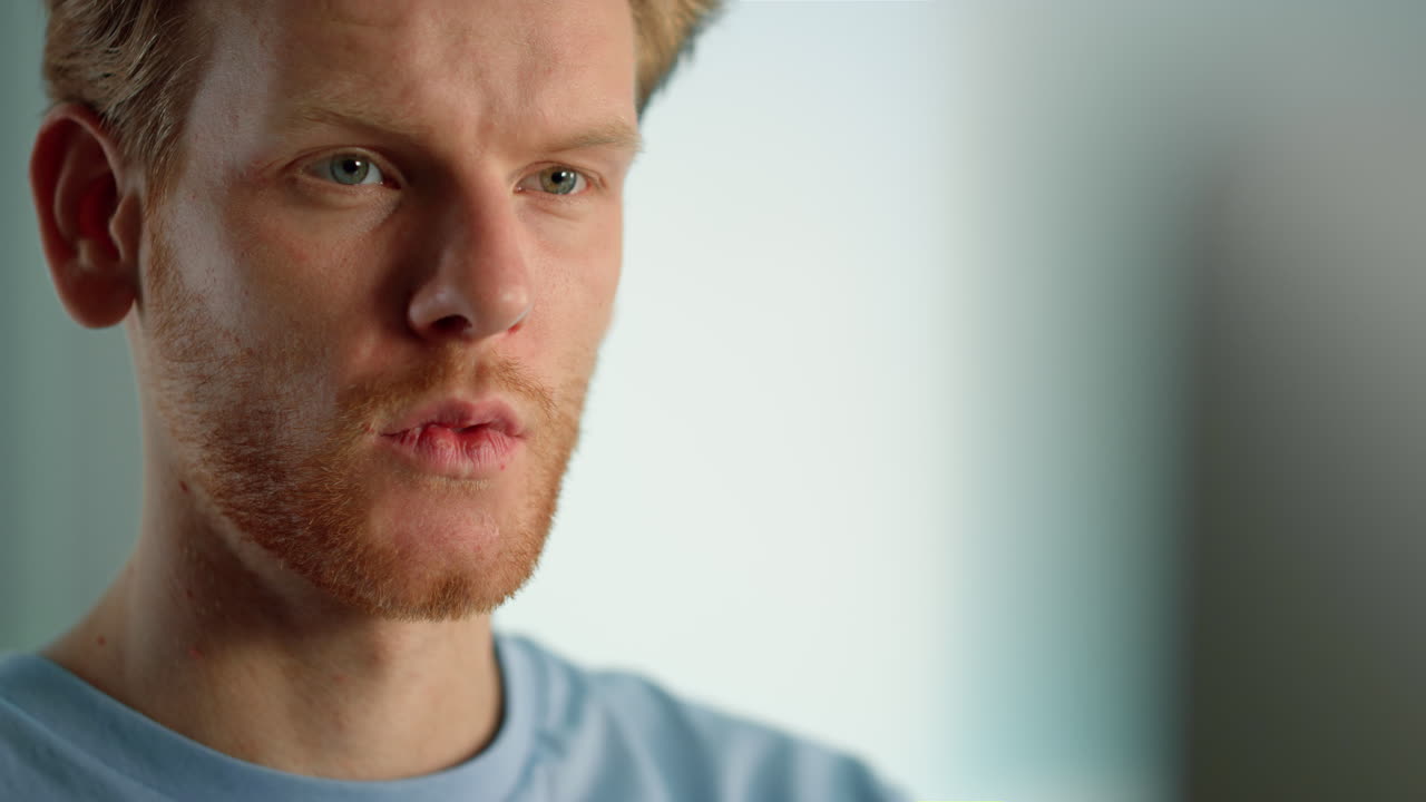 un tipo serio mirando un monitor viendo un blog en línea de cerca el fin de semana.