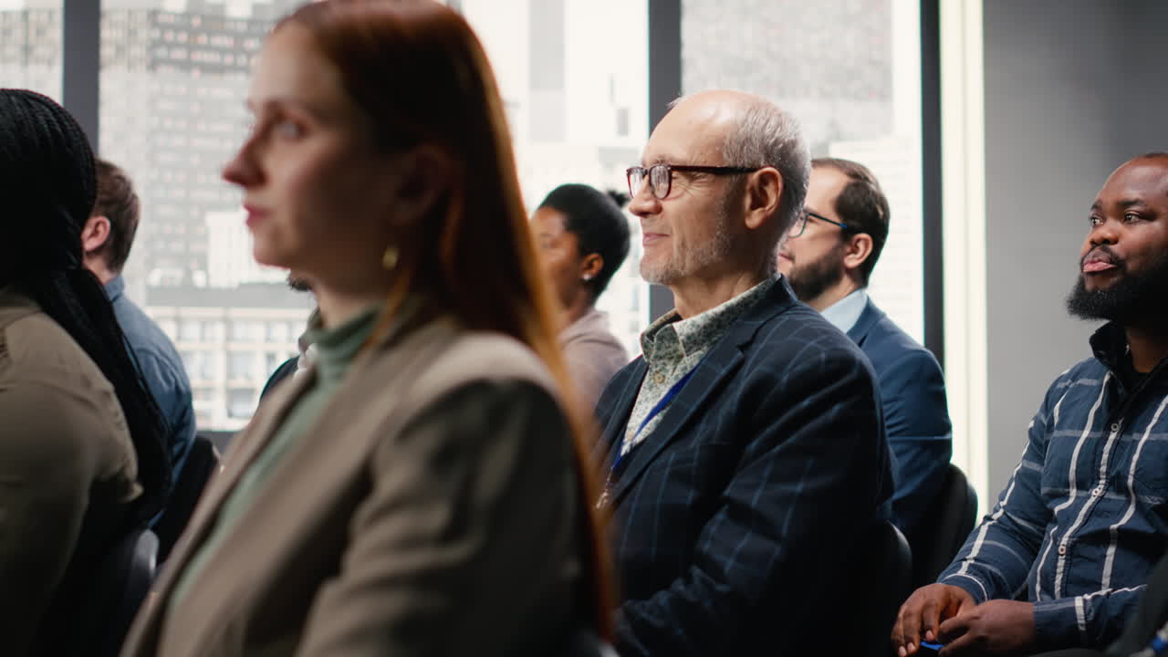 Pubblico che applaude gli oratori sul palco mentre i professionisti applaudono