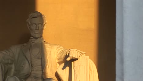 le colonne del lincoln memorial building proiettano lunghe ombre sulla statua vista all'interno