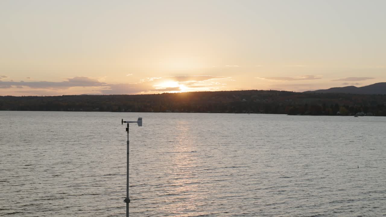 флюгер на озере магог, квебек, канада, на закате солнца