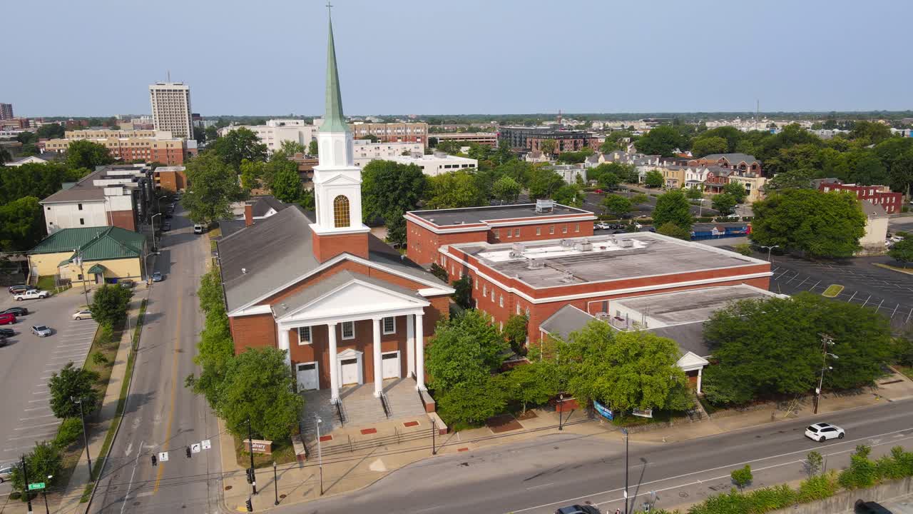 vista aérea de una iglesia en una ciudad