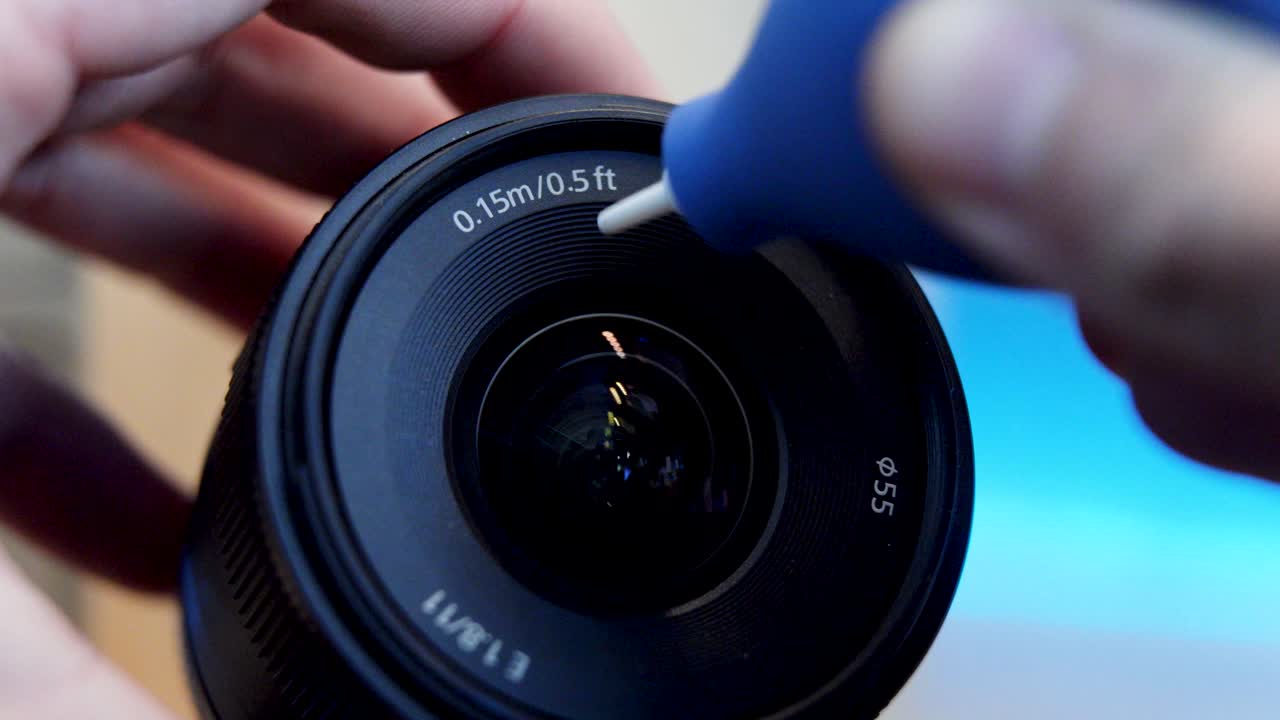 렌즈 앞 유리창에 공기 부풀이기를 사용하는 사람의 매크로