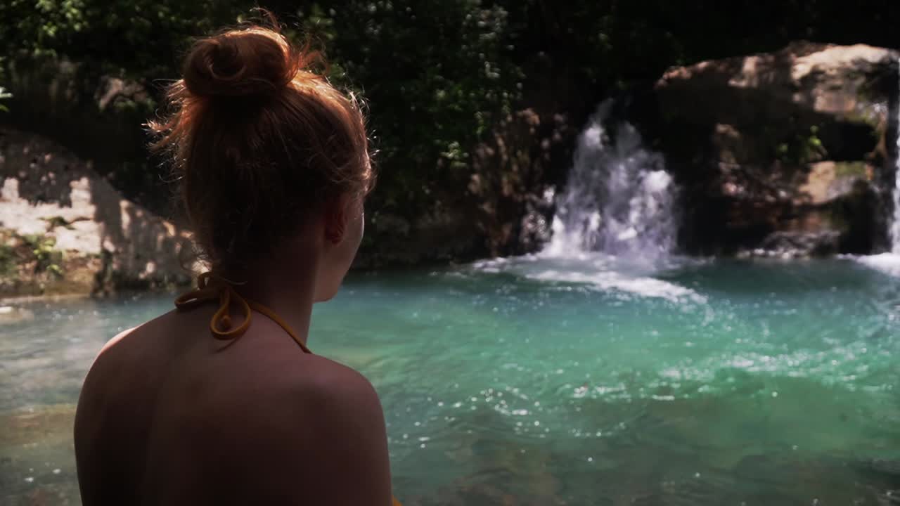 라이베리아 라스 초레라스에 있는 열대 우림 코스타리카 중앙 아메리카 여행 휴양지의 아름다운 폭포 풍경 앞에 서 있는 젊은 매력적인 백인 여성