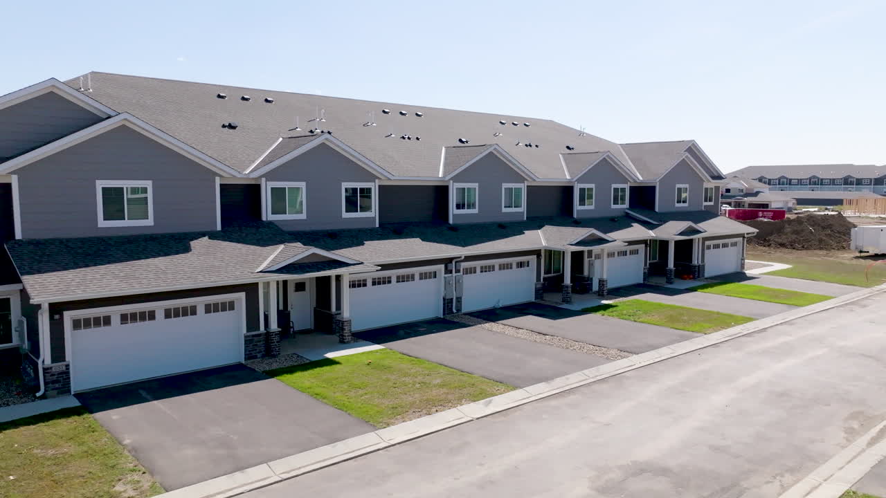 북아메리카 시골 교외에 새로 지어진 타운하우스