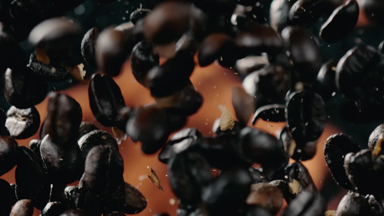 Chicchi di caffè scagliati nell'aria dalle fiamme e tostati