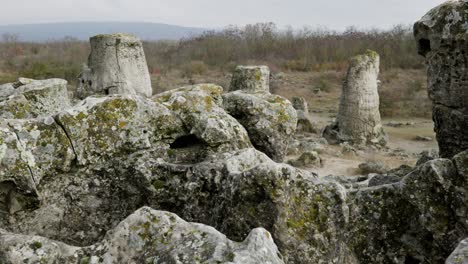 Cerca-De-Antiguas-Formaciones-Rocosas-Naturales