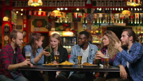 Afroamericano-Con-Amigos-En-Un-Bar-Bebiendo-Cerveza-Y-Comiendo-Patatas-Fritas-Con-Amigos.