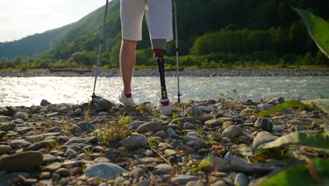persona con una pierna protésica caminando por un río