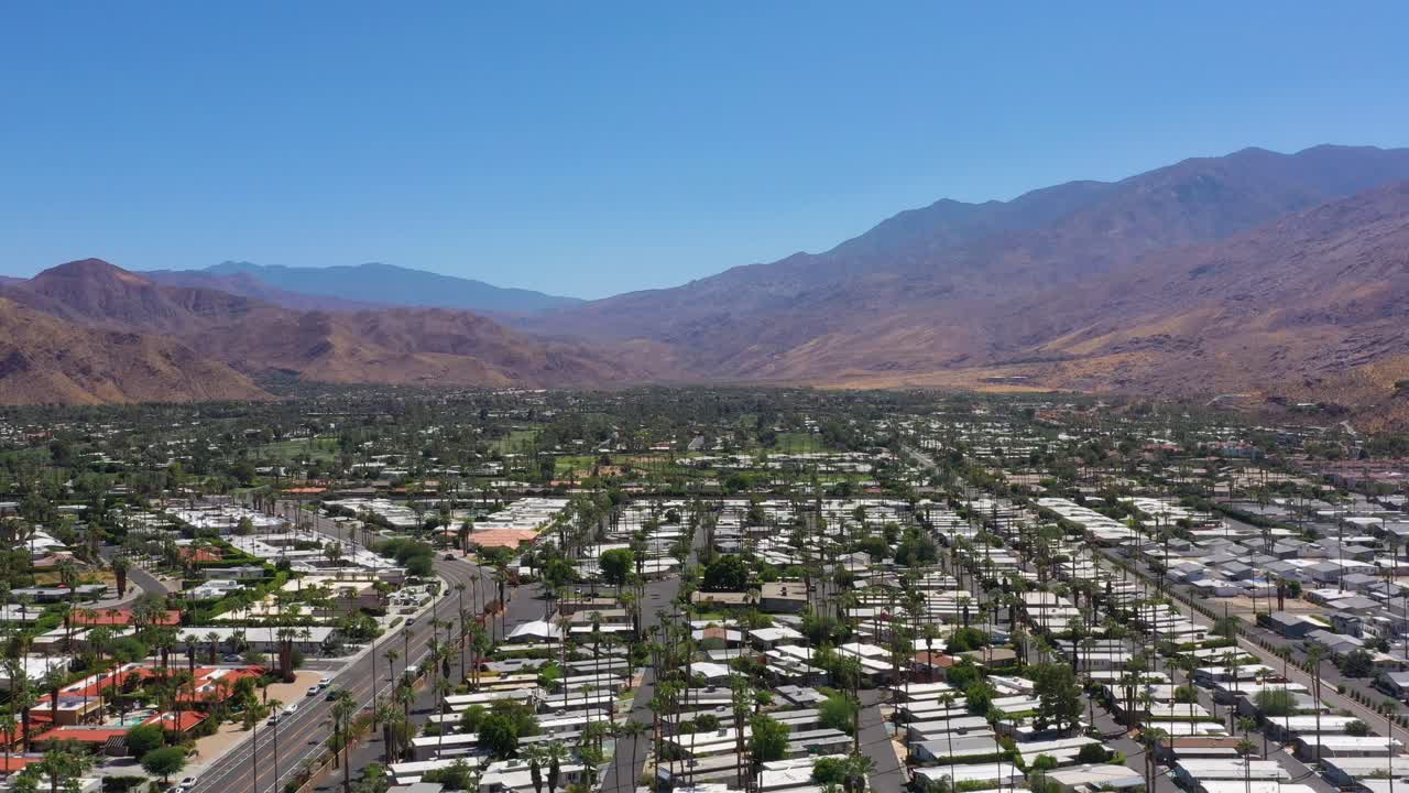 팜스프링 산을 향해 도시 풍경을 비행하는 드론