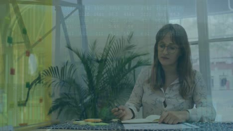 animación de múltiples gráficos sobre la mujer de negocios caucásica enfocada pensando y escribiendo en el diario.