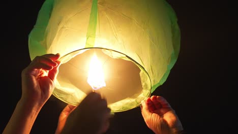 포르투갈 포르토 의 사오 조아오 축제 에서 등불 을 켜는 것