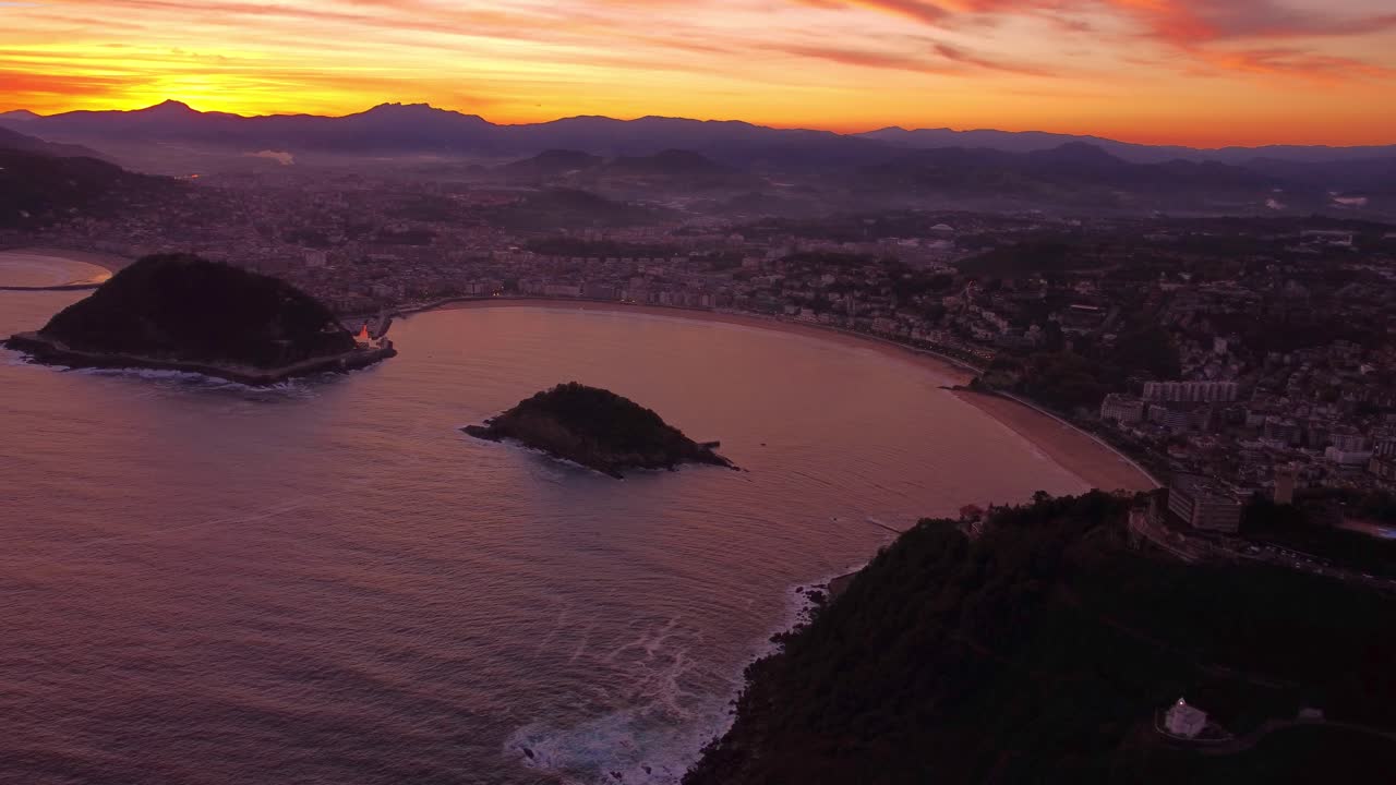 Riprese aeree con drone di San Sebastián al tramonto.
