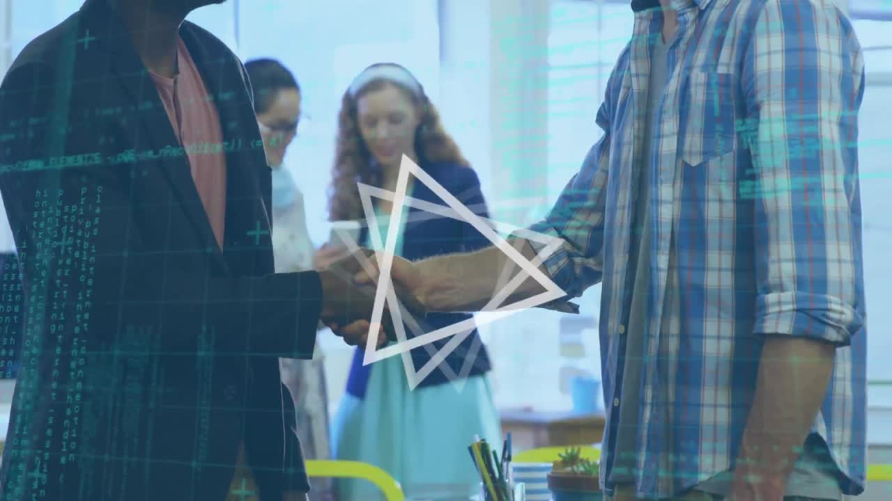 animación de un triángulo giratorio y procesamiento de datos sobre diversos hombres de negocios que se dan la mano