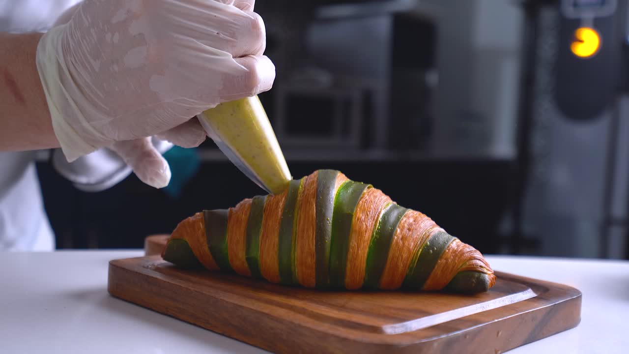 el pastelero francés añade relleno al croissant
