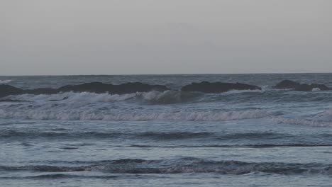 temprano en la mañana con maremotos rompiendo en rocas y playa, imágenes cinematográficas