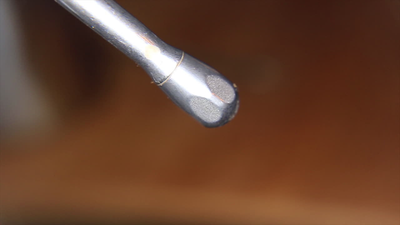 느린 동작으로 증기를 분사하는 커피 기선