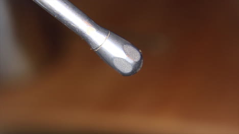 vaporizador de café rociando vapor en cámara lenta