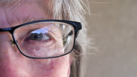 cierre el ojo de una anciana que se somete a un examen en el optometrista para anteojos recetados