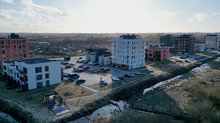 Vista aerea di nuove case costruite ai margini della città di Tartu, Estonia