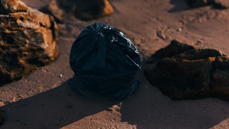 Schwarze-Plastikmüllsäcke-Voller-Müll-Am-Strand