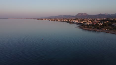 Vista-Del-Atardecer-Desde-Un-Dron-Hasta-El-Paisaje-Marino-Mediterráneo-En-Vrahati,-Grecia-|-4k