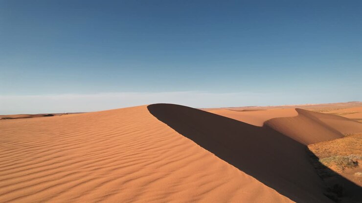 Dronebeeld van een zandduin in de Gobiwoestijn, Mongolië.