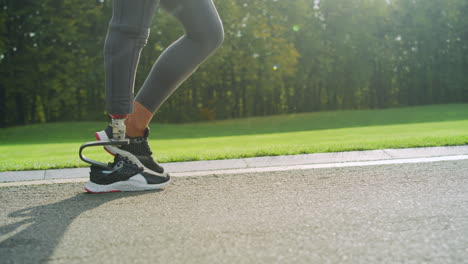 mulher com deficiência em sapatos desportivos a correr na estrada. menina a treinar os pés ao ar livre