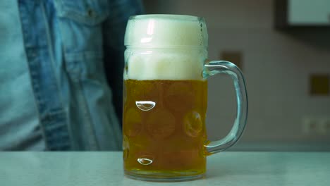 ein glas bier auf einem küchentisch