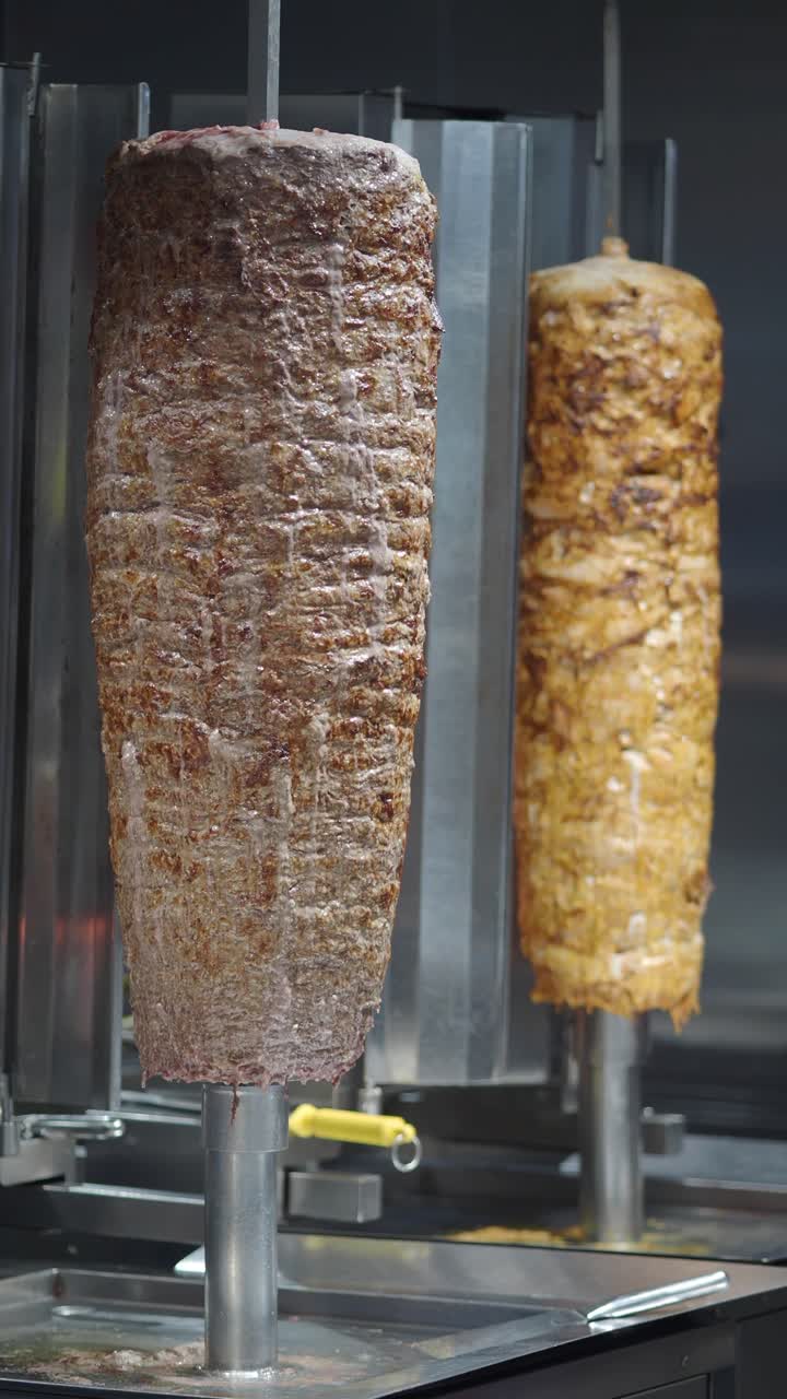 Carne di Doner Kebab e Shawarma di Pollo in cottura su spiedo verticale