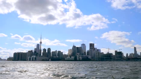 aufnahme der skyline von toronto während des tages.