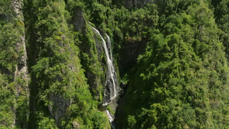 Cascada-En-Ca-N-San-Cristóbal-Montañas