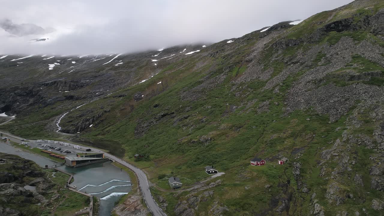 Flygfoto över ett naturskönt bergslandskap i Norge