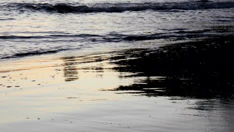 La-Radiante-Puesta-De-Sol-Proyecta-Un-Cálido-Resplandor,-Reflejándose-En-Las-Tranquilas-Costas-En-Una-Impresionante-Muestra-De-La-Belleza-De-La-Naturaleza.