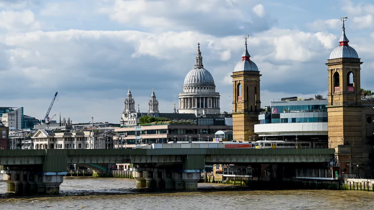 화창한 날 영국의 분주한 런던 다리 - 시간 경과