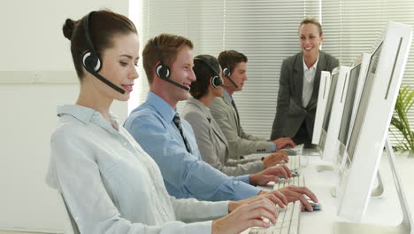 Equipo-De-Negocios-Trabajando-En-Call-Center-