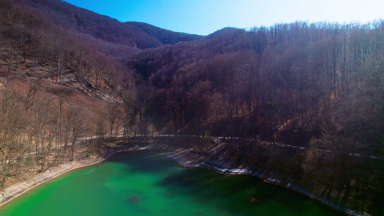 vista aérea del lago en el parque nacional szalajka-völgy en szilvásvárad, hungría
