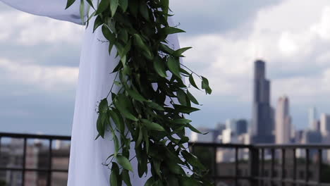 Arco-De-Flores-En-El-Lugar-De-La-Boda-Con-El-Horizonte-De-Chicago-En-Segundo-Plano