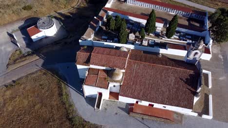 vista aérea en cámara lenta de alentejo - portugal: revelando los encantos de una iglesia de alentejo en medio del esplendor del verano