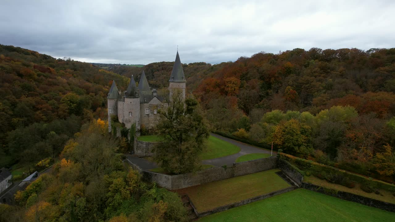 Il Castello di Bourscheid si trova vicino al villaggio di Bourscheid, nel nord del Lussemburgo.