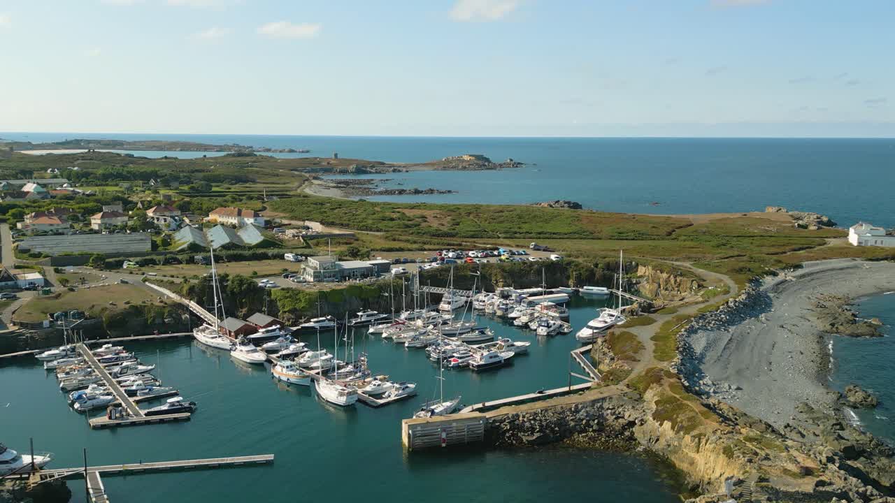 ⁇ 은  ⁇ 은 날에 게른시의 북동쪽 해안에서 바다로 서쪽으로 날아가는 보 ⁇  마리나를 비행, 포트 도일, 레스토랑, 모터홈 캠핑장 및 바다로 만의 전망