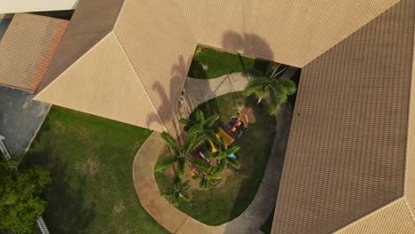 parque infantil y patio