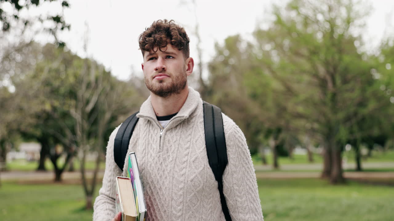 Estudante caminhando em um parque com livros