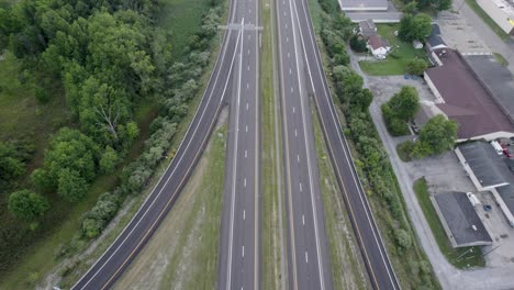 Aeroil-Schoss-Tagsüber-über-Die-Autobahnkreuzung,-Die-Kleine-Städte-Mit-Den-Hauptautobahnen-Verbindet