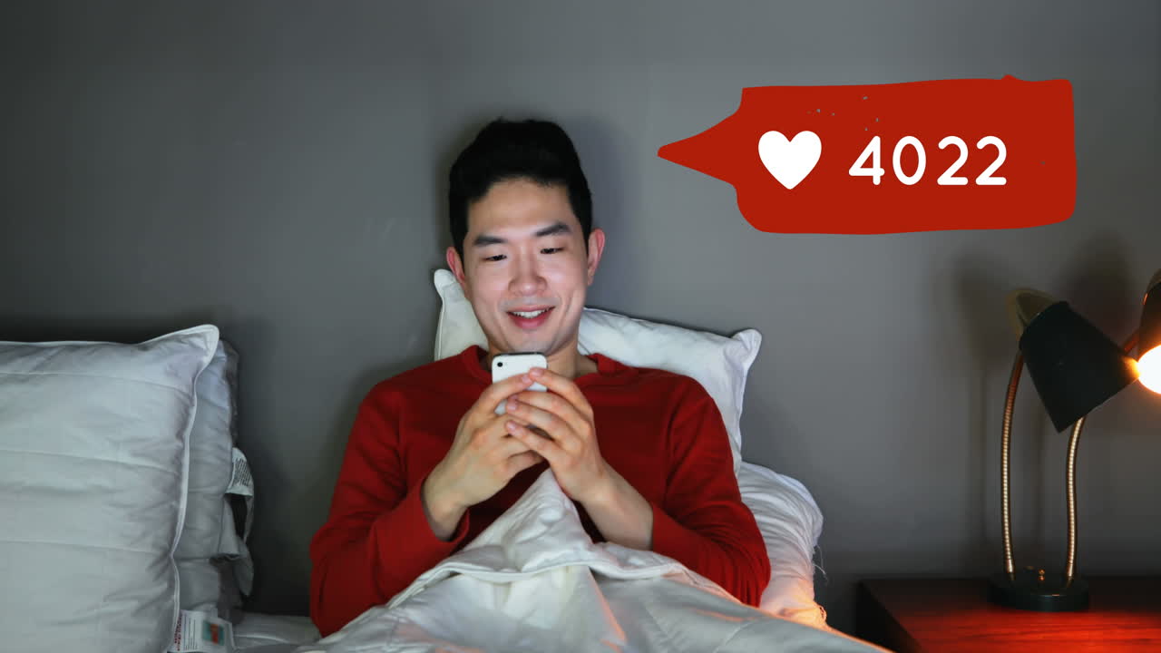 소셜 미디어 계정을 확인하는 동안 침대에 누워있는 남자 4k