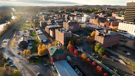 Erschossene-Antenne-Im-Herbst-Von-Amerika-Stadt-Am-Fluss-Einrichten