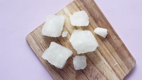 cubos de azúcar en una tabla de cortar de madera