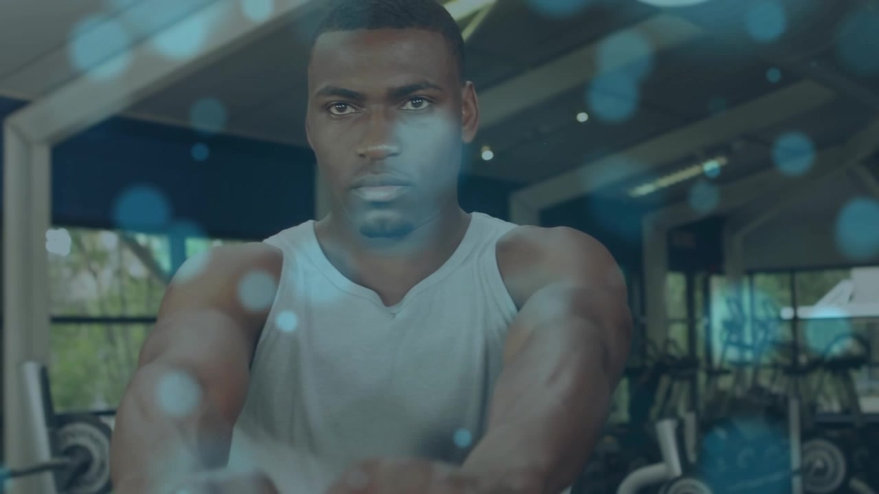 Un uomo si sta allenando con una kettlebell in palestra.